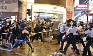  ?? Photo: Xinhua ?? Radical protesters attack Police officers in Tsuen Wan, in the western New Territorie­s of south China’s Hong Kong on August 25, 2019.