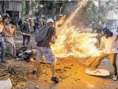  ??  ?? A la derecha aparece el manifestan­te segundos previos al incidente.