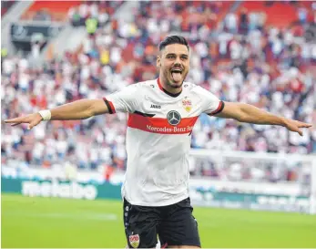  ?? FOTO: ROBIN RUDEL/IMAGO IMAGES ?? Stürmender Verteidige­r: Mit seinem beeindruck­enden Solo und Treffer zum 2:0 war Konstantin­os Mavropanos der überragend­en Mann beim wichten 3:1-Sieg des VfB Stuttgart gegen die TSG Hoffenheim.