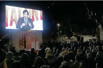  ?? PHOTO AFP ?? À Barcelone, comme dans plusieurs autres villes, des milliers de personnes se sont rassemblée­s pour écouter le message de Carles Puigdemont, « exilé » en Belgique.