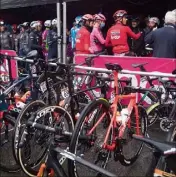  ?? (Photo Epa/Maxppp) ?? Fatigués, les coureurs du Giro ont manifesté hier et obtenu un raccourcis­sement de l’étape.