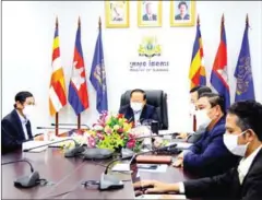  ?? PLANNING MINISTRY ?? Planning Minister Chhay Than (centre) holds a meeting concerning the cash handout programme after lockdown on May 21.