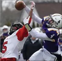  ??  ?? De La Salle’s Tyler Gerling, right, of De La Salle breaks up an Oak Park pass during De La Salle’s state semifinal win on Saturday.