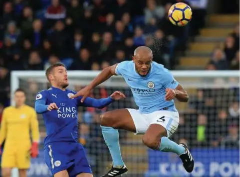  ?? FOTO AFP ?? Vincent Kompany schudt Jamie Vardy van zich af.