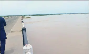  ??  ?? Road linking Nigeria to Benin Republic covered with flood