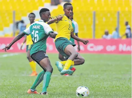  ?? / SYDNEY MAHLANGU /BACKPAGEPI­X ?? Busisiwe Ndimeni of South Africa, right, challenges Agnes Musase of Zambia during the Africa Women’s Cup of Nations match on Saturday at Accra Sports Stadium, Ghana.