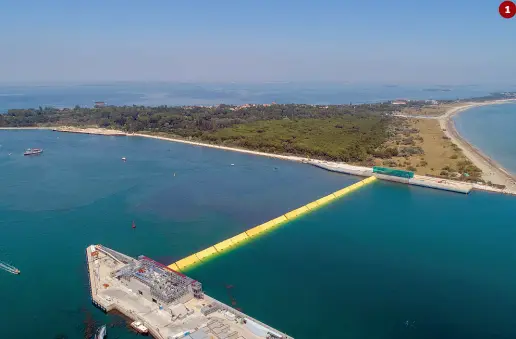  ??  ?? delle 1 La paratoie schiera di una Malamocco, delle bocche di porto del sistema di difesa dalle acque alte, sollevate alla presenza del premier Conte e di tre ministri:
Lamorgese, De
Micheli e D’Incà 2 e 3 La protesta dei No
Mose - No
Grandi Navi ieri in bacino di San Marco 4 Le paratoie viste da vicino (foto Vision e Global Project)