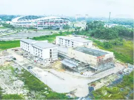  ?? — Gambar Roystein Emmor ?? PANDANGAN UDARA: Perkampung­an Sukan Sarawak yang terletak di Petra Jaya kini masih dalam pembinaan dan dijangka siap penghujung April depan.
