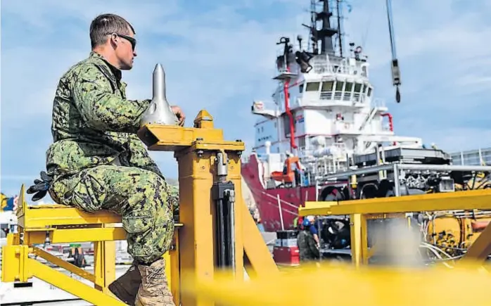  ??  ?? En Comodoro Rivadavia. Desde allí salen las embarcacio­nes que participan de la búsqueda del ARA San Juan. Hay fuerzas de 11 países trabajando de manera conjunta.