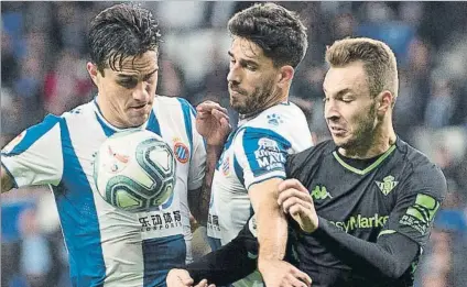  ?? FOTO: PERE PUNTÍ ?? Bernardo y Dídac Vilà, peleando en el partido ante el Betis. Son dos de los cinco defensas pericos que podrían irse este verano