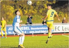  ?? FOTO: JOSEF KOPF ?? Can Bozoglu (rechts, FC Leutkirch) im Luftduell mit Ugur Tuncay vom VfB Friedrichs­hafen.