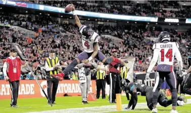  ?? Jack Thomas / TNS ?? Deshaun Watson salta sobre Ronnie Harrison en una jugada de touchdown que luego fue anulada durante el triunfo de los Texans el domingo sobre los Jaguars en el estadio de Wembley en Londres, Inglaterra.