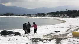  ?? (Photo Corse-Matin) ?? La baie d’Ajaccio – ici la plage de Porticcio –, avait revêtu, hier matin, un blanc manteau : du jamais vu depuis trente ans.