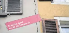  ?? FOTO: PATRICK SEEGER/DPA ?? 2007 war es nach Geothermie­bohrungen zu starken Hebungen in der Staufener Innenstadt gekommen. Bis 2020 wurden 380 Schadensme­ldungen an Häusern aufgenomme­n.