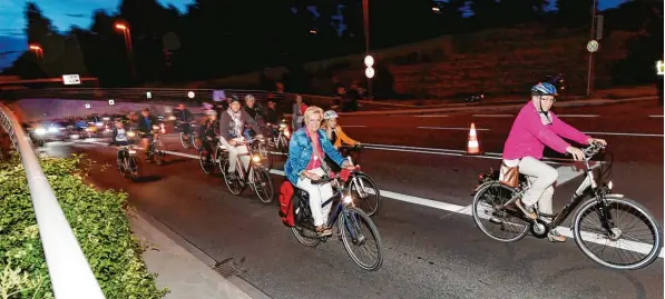  ?? Foto: Silvio Wyszengrad ?? Der Tunnel in der Schleifens­traße gehört zu den besonderen Abschnitte­n auf der etwa 15 Kilometer langen Strecke der Augsburger Radlnacht. Zum einen kommen Radler dort sonst nie hin, zum anderen kommen sie sich dort entgegen und können winken und klingeln.