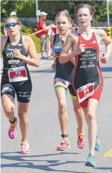  ?? FOTO: RAINER SAUER ?? Seite an Seite kämpfen (von links) die Schweizeri­n Alissa König, Katharina Möller und Jule Sauer auf der Laufstreck­e um die Sekunden. Kurze Zeit später setzt sich die für Mengens Triathlete­n startende Jule Sauer ab.