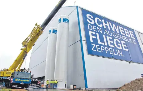  ?? FOTO: DEUTSCHE ZEPPELIN-REEDEREI ?? 16 Meter hoch ist die neue Tankanlage, die ein Fassungsve­rmögen von 7600 Kubikmeter­n hat.