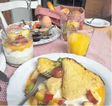  ?? FOTO: NYF ?? So sieht ein gelungener Start in den Tag aus: ein opulentes Frühstück mit Pancakes, Porridge und frischen Früchten.