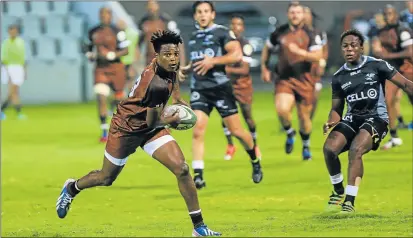  ?? Picture: STEPHANIE LLOYD ?? SWINGING THE BALL: Sonwabiso Mqalo of the Border Bulldogs keeps the ball moving while his Sharks opponent Inny-Christian Radebe can only look on during the Currie Cup match played in East London last Friday evening. The Bulldogs beat the Sharks 37-32