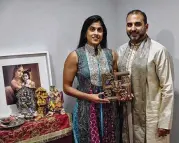  ?? ANDRES KUDACKI / ASSOCIATED PRESS 2022 ?? Sheetal Deo and her husband, Sanmeet Deo, hold a Hindu swastika symbol in their home in Syosset, N.Y.