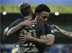  ?? FOTO PHOTO NEWS ?? Junior Edmilson feliciteer­t Mmaee met zijn goal.