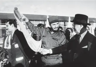  ??  ?? Brasília. Juscelino Kubitschek (D) e Fidel Castro, em frente ao Alvorada, em maio de 1959