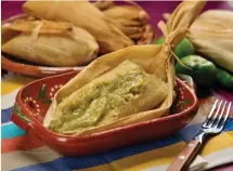  ??  ?? Tamal verde envuelto en hoja de mazorca.