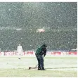  ?? FOTO: DPA ?? Ein Mitarbeite­r von Hannover 96 befreit Linien vom Schnee.