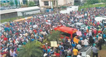  ?? FOTOS: D. ROMERO/E. FLORES ?? Los productore­s marcharon desde el Ihcafé, en el bulevar Centroamér­ica, hasta el Congreso Nacional.