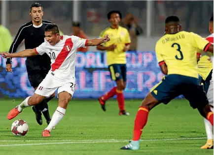  ?? REUTERS ?? Peru’s Edison Flores takes a shot against Colombia on Wednesday.