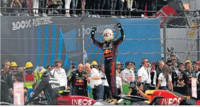  ?? MARIO GUZMÁN /EFE ?? Verstappen celebra una nueva victoria encima de su Red Bull.