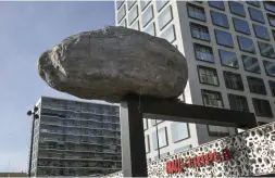  ?? FOTO: SONJA HYYTIÄINEN ?? Akseli Leinonen: Ecology Stone, 2020. Bild av konstverke­t under byggnadssk­edet