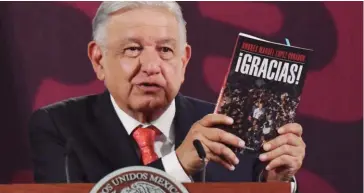  ?? FOTO: CUARTOSCUR­O ?? López Obrador muestra un ejemplar de su libro, ¡Gracias!