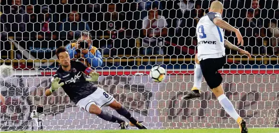  ?? (Ansa) ?? Implacabil­e Mauro Icardi, 24 anni, centravant­i e capitano dell’Inter, realizza dal dischetto il gol del pareggio. Quest’anno in campionato ha già segnato 6 gol in 5 partite