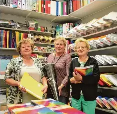  ?? Foto: Anja Ringel ?? Haben am ersten Schultag und den Tagen danach viel zu tun (von links): Edelgard Wenger, Gerlinde Heigl und Ingrid Wenger im Schreibwar­engeschäft in Schwabmün chen.