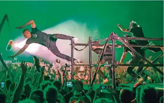  ?? FOTOS: BECKER&BREDEL ?? „Wett-Stagedivin­g“: Die fünf Jungs von Kraftklub rockten mit den 17 000 Besuchern auf dem Rocco del Schlacko sehr publikumsn­ah.