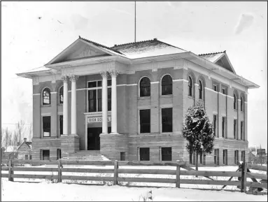  ?? Submitted by M. Lee Taylor ?? The original Springvill­e High School building, completed in 1909.