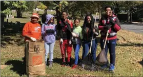  ?? PHOTO BY SANDI YANISKO/THE HILL SCHOOL ?? Hettie Webb and Pottstown student participan­ts from the Ricketts Center’s Torch Club volunteere­d at Edgewood Cemetery.