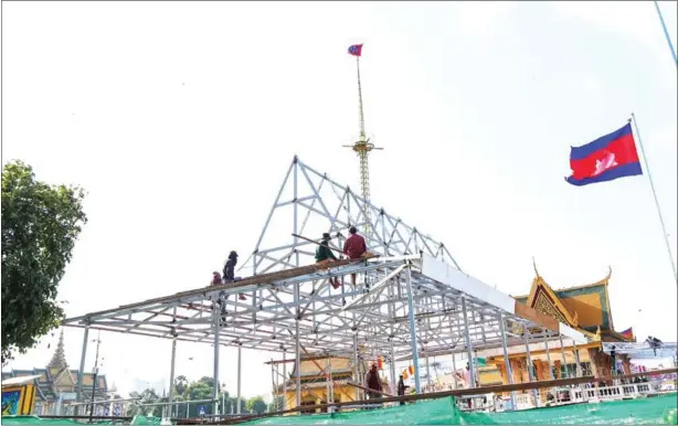  ?? HONG MENEA ?? Workers prepare a building in front of the Royal Palace which is to be used in next month’s Water Festival celebratio­ns.