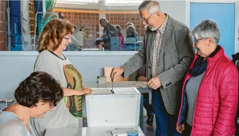  ?? Foto: Erich Herrmann ?? Der Andrang hielt sich am frühen Sonntagmor­gen zwar noch in Grenzen, aber die Wahlhelfer hatten doch schon kurz nach Öffnung des Wahllokals in der Güssenhall­e in Leipheim alle Hände voll zu tun. Auch Margot und Herbert Schröder haben ihre Stimme abgegeben.