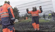  ?? FOTO: IMAGO ?? Dänischer Anti-Schweinepe­st-Wall: Arbeiter im Kreis Schleswig-Flensburg beim Aufbau des Wildschwei­nzauns.