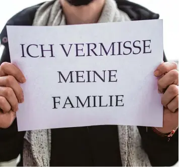 ?? Foto: Sophia Kembowski, dpa ?? Ein Mitglied des Flüchtling­srates hält hier bei einer Demonstrat­ion im vergangene­n Jahr in Berlin ein Schild in die Kamera, das ausdrücken soll, worum es vielen Flüchtling­en geht: Sie wollen ihre Familie nachholen.