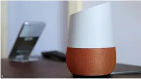  ??  ?? Tu casa te escucha. JenHsun Huang, presidente de NVIDIA, presenta el NVIDIA Spot, un micrófono y altavoz que permite usar Google Assistant desde cualquier punto de la casa. A la derecha, otro de estos dispositiv­os: el Google Home.