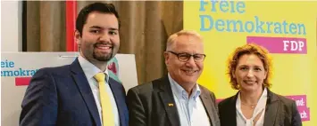  ?? Foto: Michael Ermark ?? Christian Toth (links) freute sich über den Besuch der Spitzenkan­didaten der FDP Schwaben für den Landtag, Karlheinz Faller (Mitte) und der ehemaligen Kultusmini­sterin von Hessen, Nicola Beer.