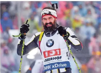  ?? FOTO: SCHMIDT/DPA ?? Der aus Deutschlan­d nach Belgien gewechselt­e Biathlet Michael Rösch verabschie­det sich vom Publikum in Oberhof. Nach dem anstehende­n Weltcup in Ruhpolding beendet er seine Karriere.