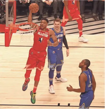  ?? MIKE DE SISTI / MILWAUKEE JOURNAL SENTINEL ?? Giannis Antetokoun­mpo attempts a dunk during the NBA All-Star Game on Sunday night. The game ended too late for this edition. Please visit for complete coverage.