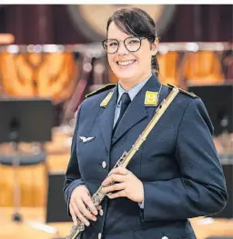  ?? FOTO: BUNDESWEHR ?? Patricia Müller beginnt ihre Karriere als profession­elle Orchesterm­usikerin im Ausbildung­smusikkorp­s der Bundeswehr.