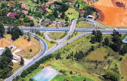  ?? FOTO MANUEL SALDARRIAG­A ?? Tramo vial entre Marinilla y Guarne en Antioquia, el cual estuvo vigilado por la Fuerza Pública durante Navidad. Las autoridade­s reportaron disminució­n de la accidental­idad.