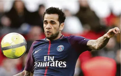  ?? Christophe Ena - 14.mar.18/ap ?? O lateral direito Daniel Alves, de 34 anos, é um recordista de títulos em atividade no futebol mundial; o brasileiro pode ganhar o 37º troféu da carreira nesta tarde, pelo Paris Saint-germain, contra o Monaco