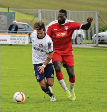  ?? Foto: Melanie Nießl ?? Beim 1:1 im Hinspiel traf der Bubesheime­r Esse Akpaloo (rechts) bereits. Gelingt ihm das auch im Rückspiel gegen Angelo Jakob und seinen TSV Hollenbach?